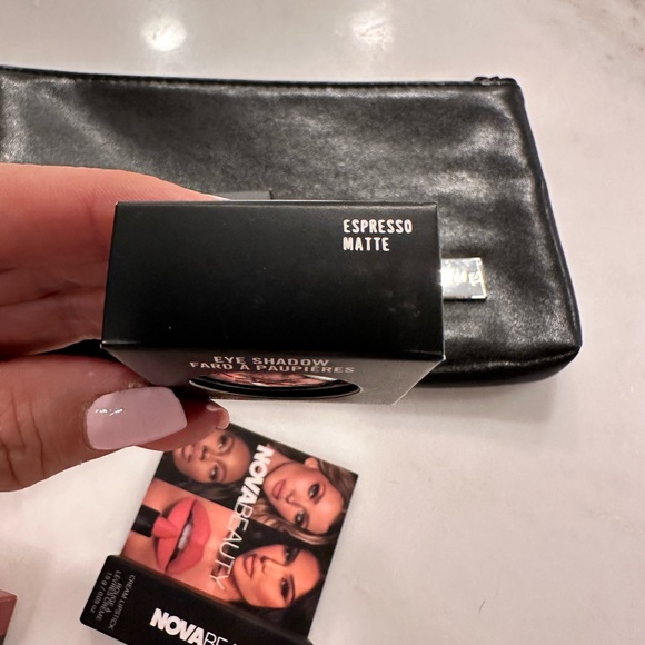 MAC bundle with extra lipstick - Picture 6 of 7